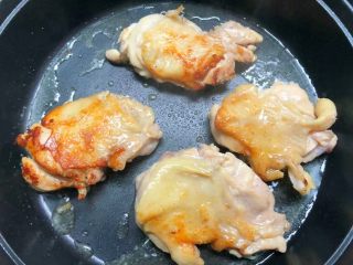 8、照烧鸡腿饭,煎至一面金黄，再翻另一面煎制。