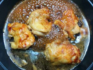 9、照烧鸡腿饭,待两年煎好以后，把照烧汁倒入翻炒均匀，再倒入适量水，盖上盖子焖10分钟左右。