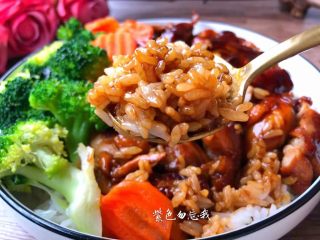 11、照烧鸡腿饭,盛一碗饭，把鸡腿切块放到饭上面，再放上西兰花和胡萝卜，再浇上汤汁，美味的照烧鸡腿饭做好了，超级好吃哦！