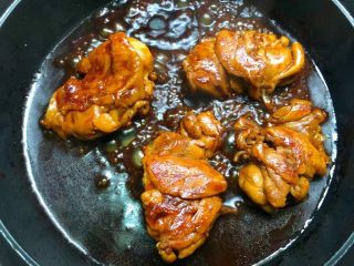 10、照烧鸡腿饭,焖到还剩一些汤汁就可以关火了。