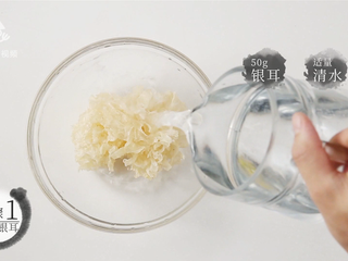 2、菠萝银耳羹，夏季必喝的美容养颜排毒汤,泡发银耳