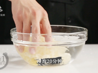 3、菠萝银耳羹，夏季必喝的美容养颜排毒汤,浸泡20分钟