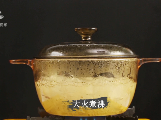 5、菠萝银耳羹，夏季必喝的美容养颜排毒汤,大火煮沸