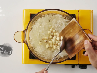 6、菠萝银耳羹，夏季必喝的美容养颜排毒汤,加入莲子