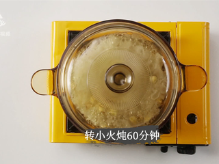 7、菠萝银耳羹，夏季必喝的美容养颜排毒汤,转小火炖60分钟