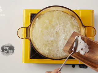 8、菠萝银耳羹，夏季必喝的美容养颜排毒汤,加入冰糖