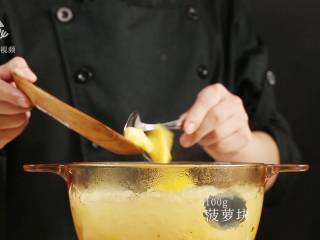 9、菠萝银耳羹，夏季必喝的美容养颜排毒汤,加入菠萝块