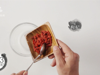 11、菠萝银耳羹，夏季必喝的美容养颜排毒汤, 预备枸杞