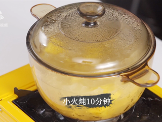 10、菠萝银耳羹，夏季必喝的美容养颜排毒汤,小火炖10分钟