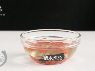 12、菠萝银耳羹，夏季必喝的美容养颜排毒汤,清水泡软