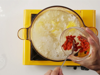 13、菠萝银耳羹，夏季必喝的美容养颜排毒汤,加入到锅内