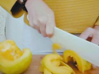 1、#甜味#糯米南瓜球,南瓜洗净去皮，切成薄片