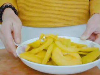 2、#甜味#糯米南瓜球,切好的南瓜放进耐高温盘子中，烧开一锅热水