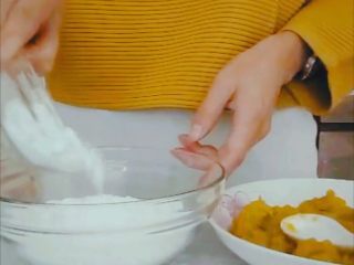 5、#甜味#糯米南瓜球,糯米粉加入糖霜搅拌