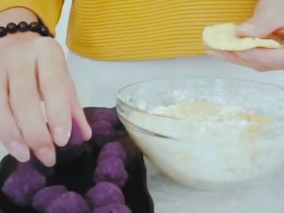 8、#甜味#糯米南瓜球,取一小块南瓜面团，揉成圆球后按压成饼，包入一个紫薯球