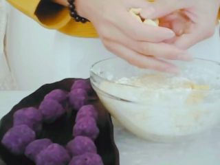 9、#甜味#糯米南瓜球,像包月饼一样包好，收紧封口