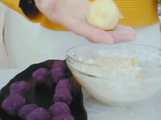 10、#甜味#糯米南瓜球,包圆一些。事先手沾一些糯米粉防粘。