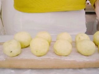 11、#甜味#糯米南瓜球,包好的南瓜球放在撒了糯米粉的板上