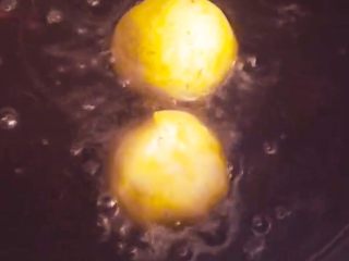 12、#甜味#糯米南瓜球,锅内倒入适量的油，烧到表面开始冒泡时，依次放入南瓜球，炸熟后捞出沥油