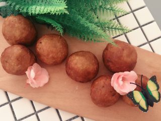 14、#甜味#糯米南瓜球,糯糯的，南瓜和紫薯都是非常有营养的，多吃一些对身体好