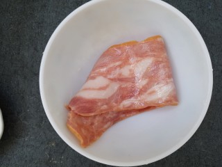 1、培根玉米粒芝士焗意大利面,准备一条培根