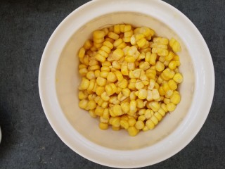 3、培根玉米粒芝士焗意大利面,准备煮熟的玉米粒
