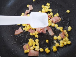 6、培根玉米粒芝士焗意大利面,翻炒几下，加一半勺盐