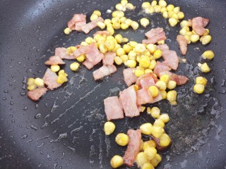 7、培根玉米粒芝士焗意大利面,然后继续翻炒均匀