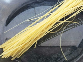 9、培根玉米粒芝士焗意大利面,把意面放锅里