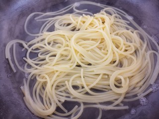 11、培根玉米粒芝士焗意大利面,小火煮8分钟，煮至意面发白即可