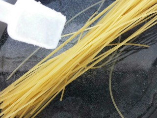 10、培根玉米粒芝士焗意大利面,加一点点盐