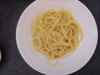 12、培根玉米粒芝士焗意大利面,煮好的意面盛出来