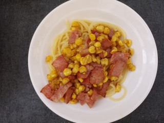 13、培根玉米粒芝士焗意大利面,然后把炒好的玉米粒和培根放上去