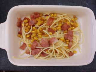 14、培根玉米粒芝士焗意大利面,然后放到焗饭碗里，拌匀