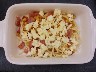 15、培根玉米粒芝士焗意大利面,再撒上马苏里拉芝士