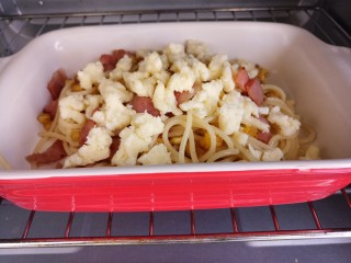 16、培根玉米粒芝士焗意大利面,入烤箱烤15分钟左右，200度上下火