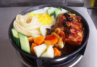 12、铁板照烧鸡腿,铁板刷油烧热，把意面，土豆，胡萝卜，黄瓜码放好，鸡蛋打入铁板。 鸡腿肉切开放入，淋一些汤汁即可