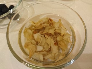 6、灵芝淮杞红枣煲鸡,百合用水泡軟洗淨