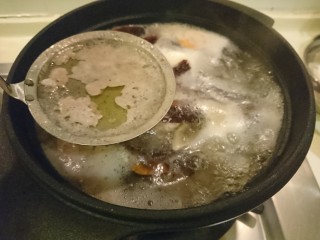 10、灵芝淮杞红枣煲鸡,再次瓢掉油跟浮沫