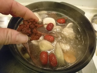 11、灵芝淮杞红枣煲鸡,加入紅棗、枸杞