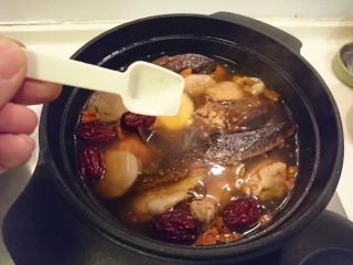 13、灵芝淮杞红枣煲鸡,時間到！加鹽調味。好了！