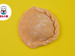 1、饺子的6种花式包法送给你,葵花形：在饺子皮中间放上适量肉馅，再取一张饺子皮覆盖在肉馅上，粘合边缘，用手在饺子皮上顺着一个方向依次翻起一角，粘合即可