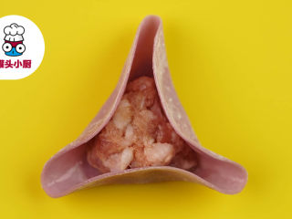 2、饺子的6种花式包法送给你,三角形：饺子皮上放上肉馅，将饺子皮三边向中间靠拢，再将三边朝中间捏紧即可