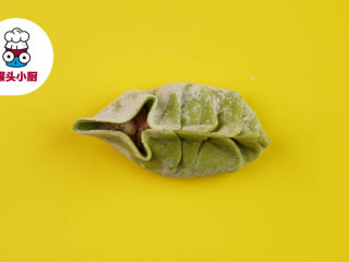 3、饺子的6种花式包法送给你,柳叶形：饺子皮包入馅后，先将一头向内推捏，再把饺子皮两端依次向内推捏，捏到最后剩下一点小尾巴，把小尾巴捏拢即可