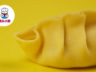 4、饺子的6种花式包法送给你,月牙形：在饺子皮中放上适量肉馅，在中间捏一下，作为分界，先在右边捏三个褶子，再在左边捏三个褶子即可