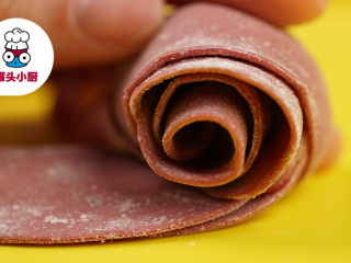 5、饺子的6种花式包法送给你,玫瑰形：饺子皮4张，依次堆叠排列好，放上适量肉馅，把饺子皮对折起来，然后轻轻卷起，立起来稍微整理下“花瓣”即可