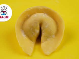 6、饺子的6种花式包法送给你,元宝形：饺子皮放入适量肉馅，对折成半圆形，封口捏紧，把饺子两端向中间弯拢，捏牢，整理下形状，使半圆形的边微微向上翘即可