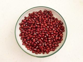 1、祛湿养生粥 赤豆甘薯糯米粥,红小豆清洗干净