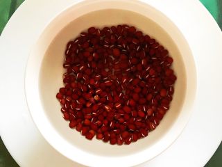 2、祛湿养生粥 赤豆甘薯糯米粥,把红小豆用冷水浸泡12小时(我用的这个红豆浸泡了一夜)