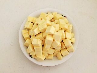 5、祛湿养生粥 赤豆甘薯糯米粥,把甘薯切成1㎝见方的小块